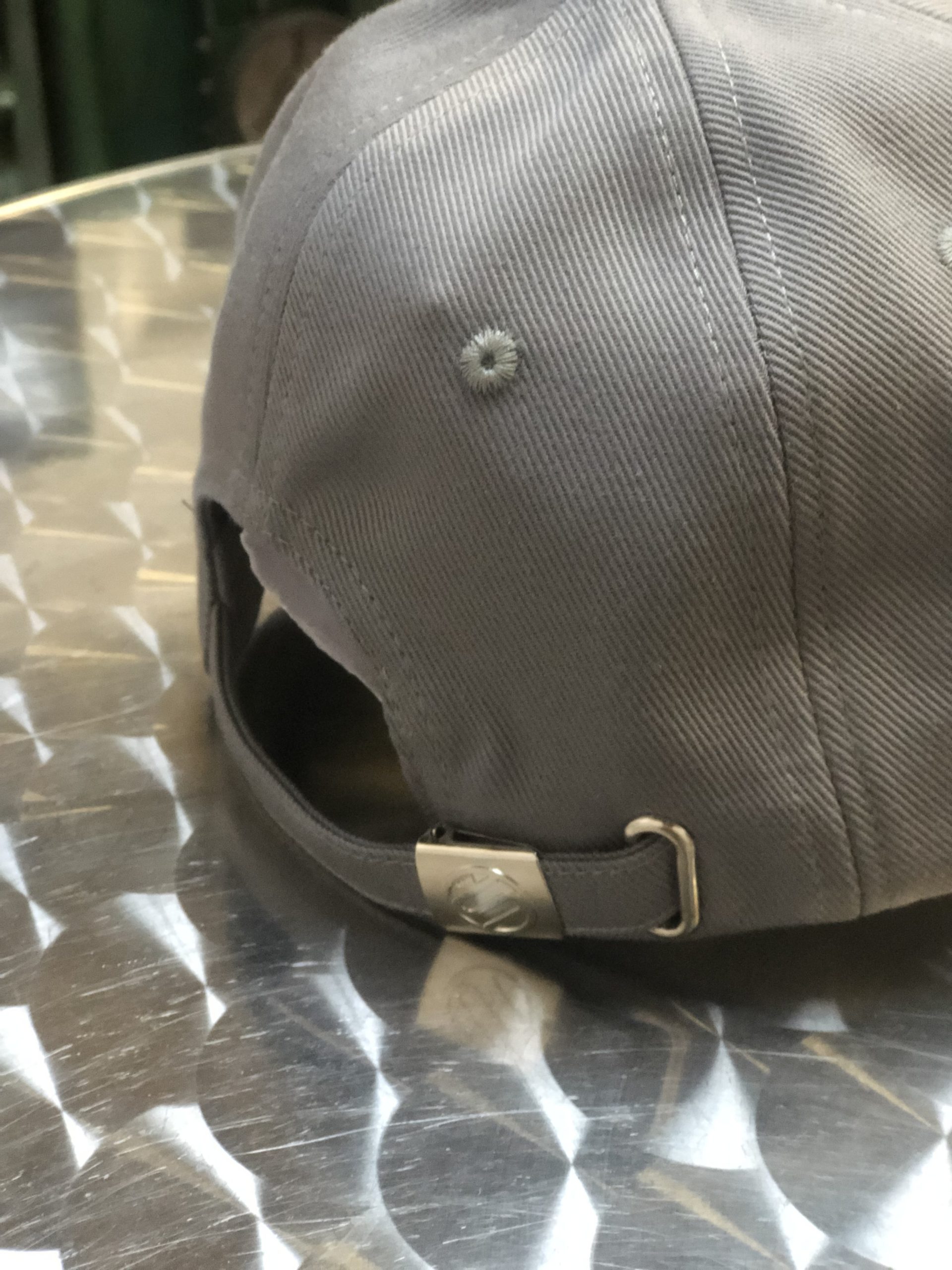 Bretton & Gaucher casquette brodée coton gris perle ajustable